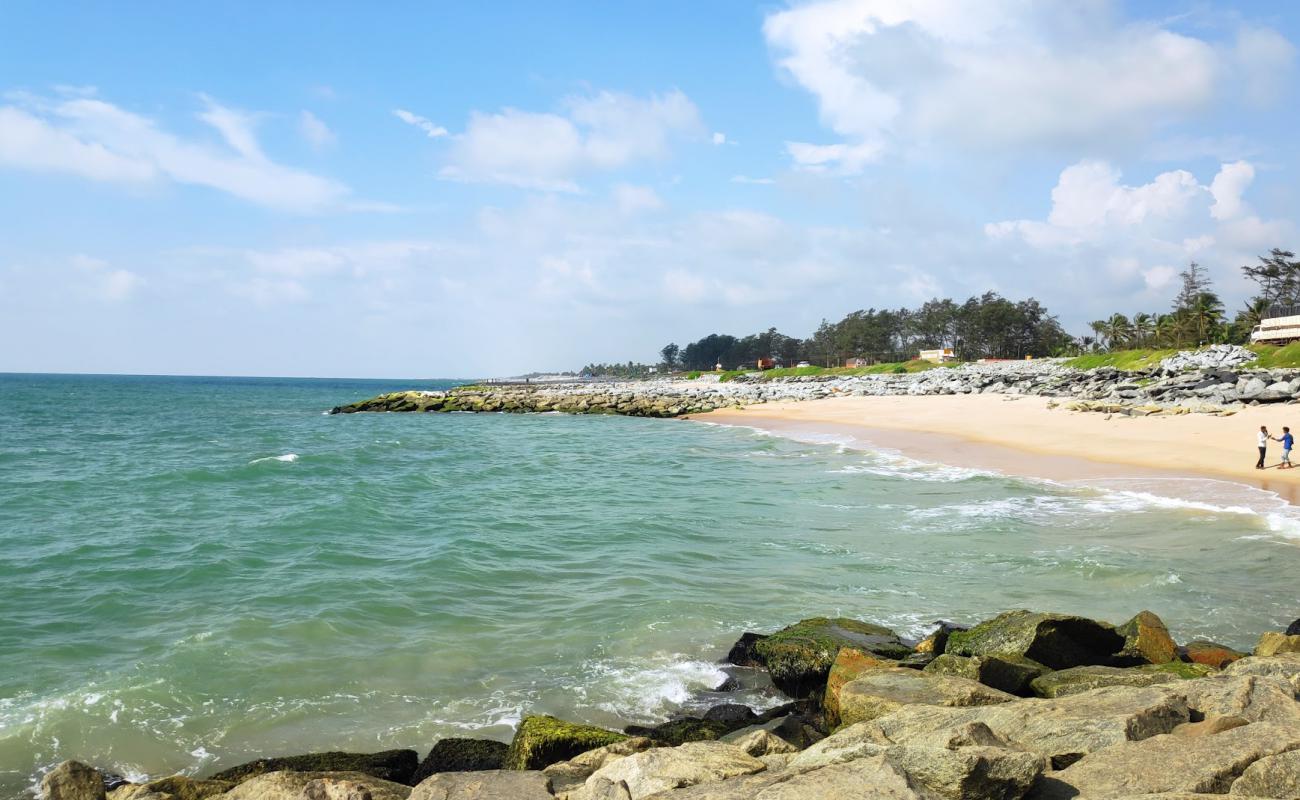 Photo de Trasi Beach avec sable coquillé beige de surface