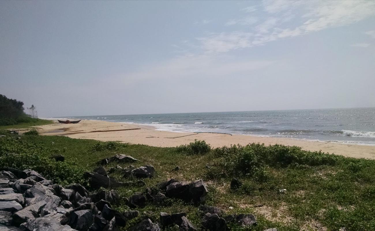 Photo de Koravadi Beach avec sable beige de surface