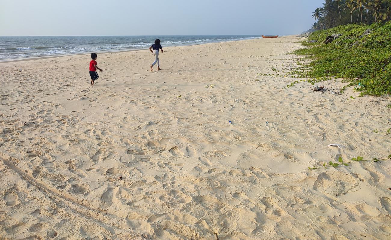 Photo de Padukere Beach avec sable lumineux de surface