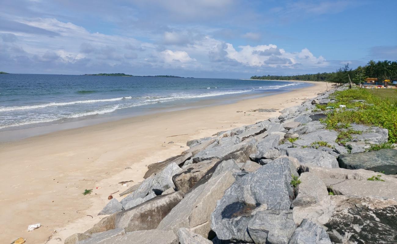 Photo de Padukere Beach avec sable lumineux de surface