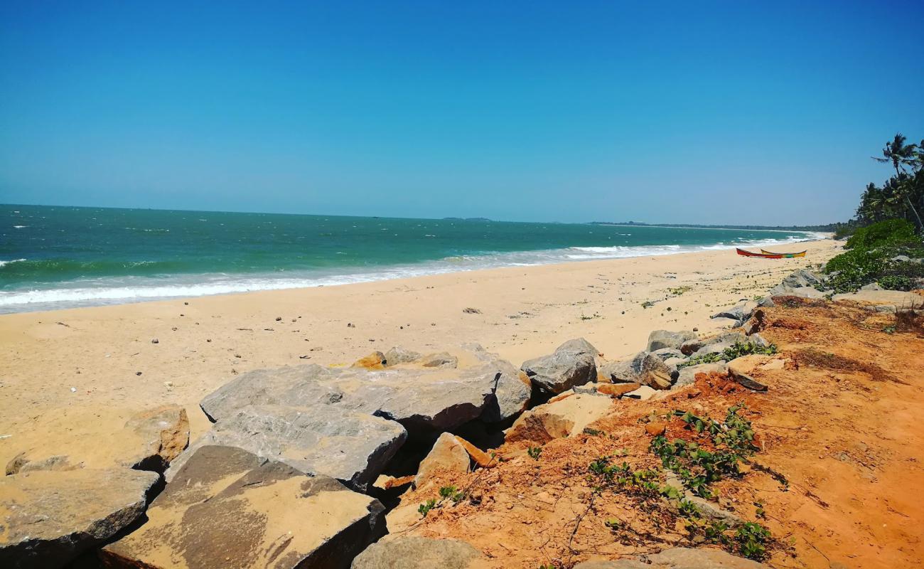 Photo de Mattu Beach avec sable beige de surface