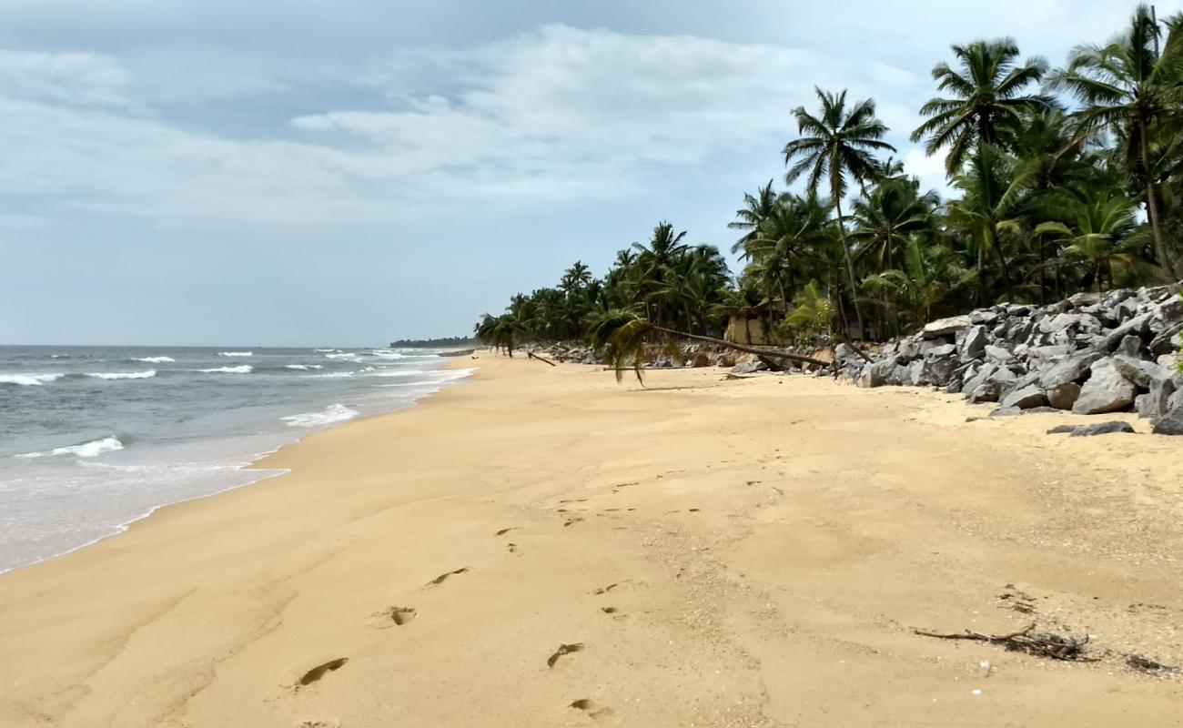 Photo de Uchila Beach avec sable beige de surface