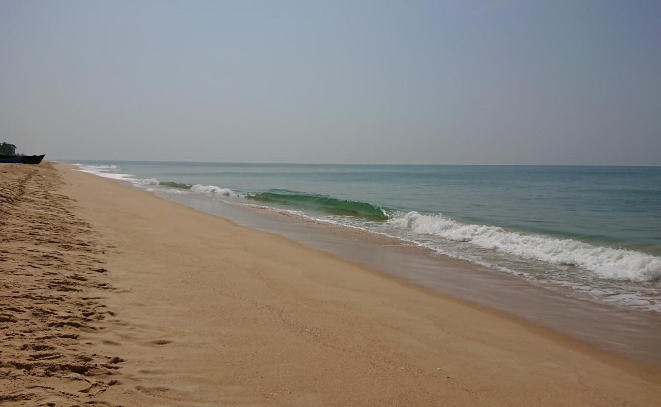 Photo de Yermal Thenka Beach avec sable lumineux de surface