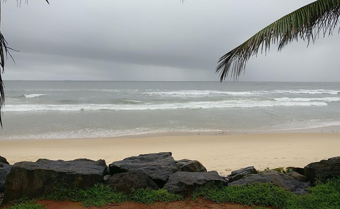 Photo de Sasihitlu beach avec sable lumineux de surface