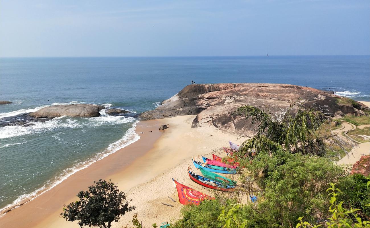 Photo de Someshwar Beach avec sable beige de surface