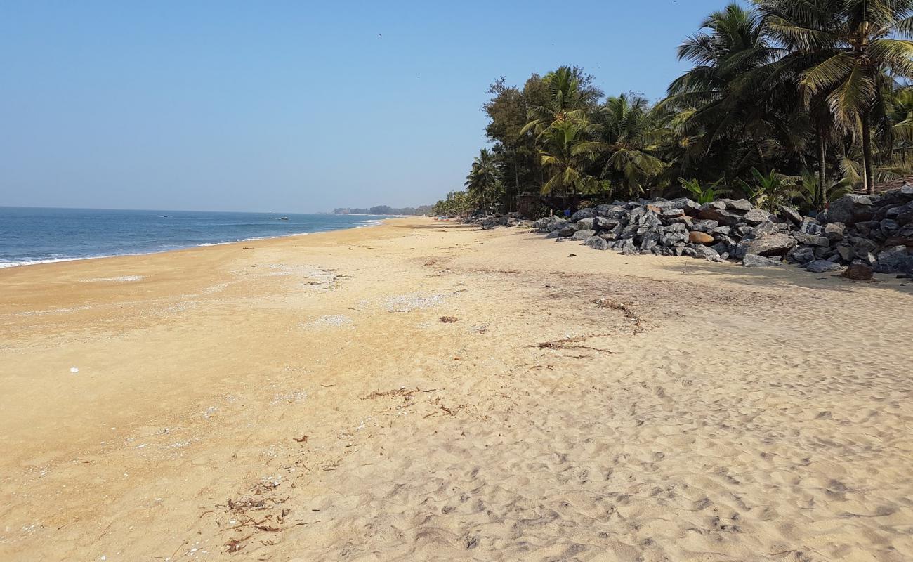 Photo de Batapady Beach avec sable lumineux de surface