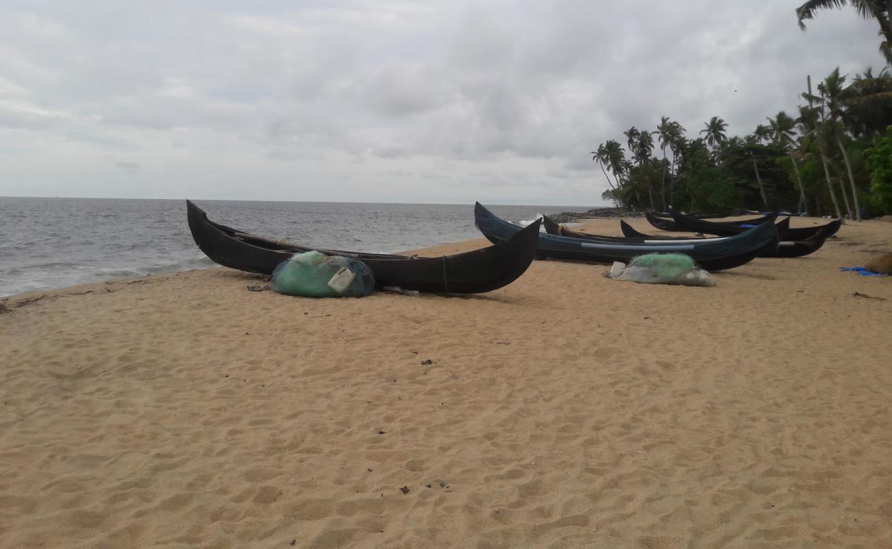 Photo de Puthiya Beach avec sable beige de surface