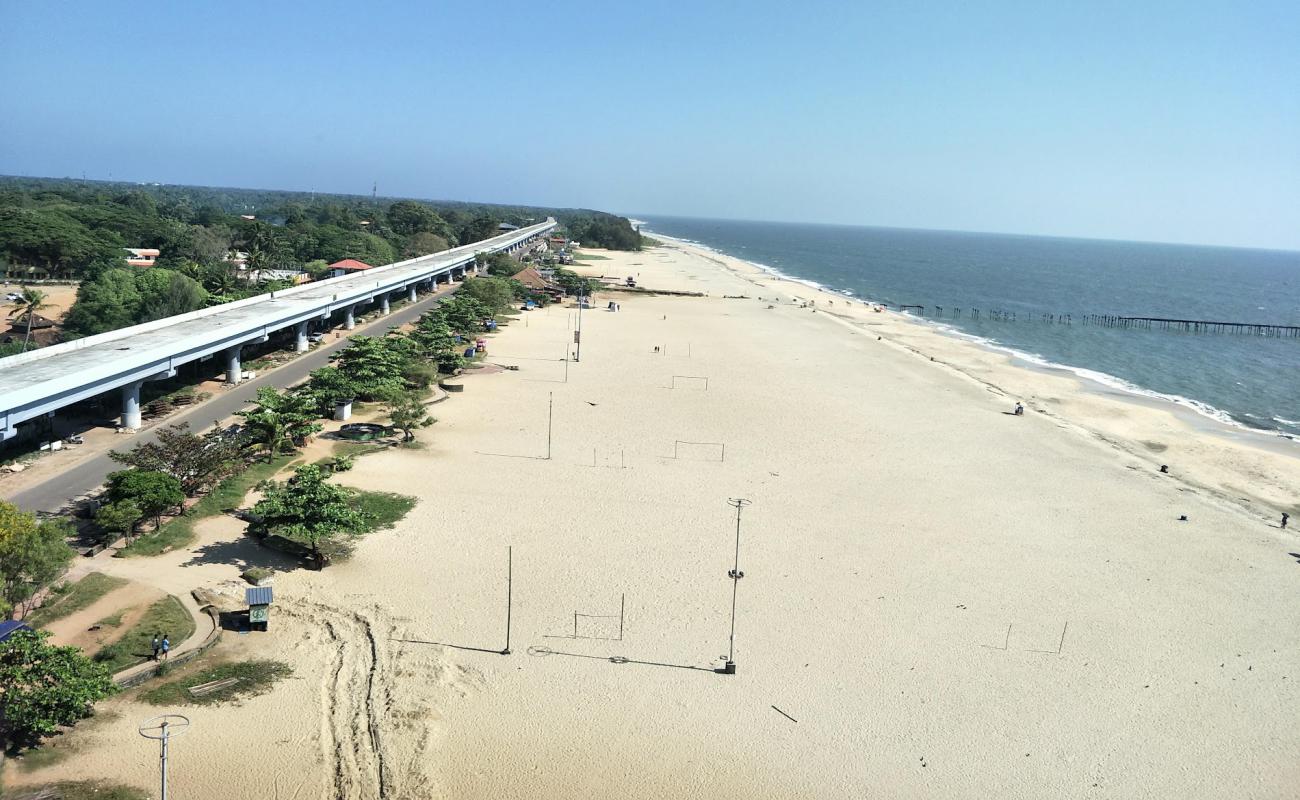 Photo de Alappuzha Beach avec sable beige de surface
