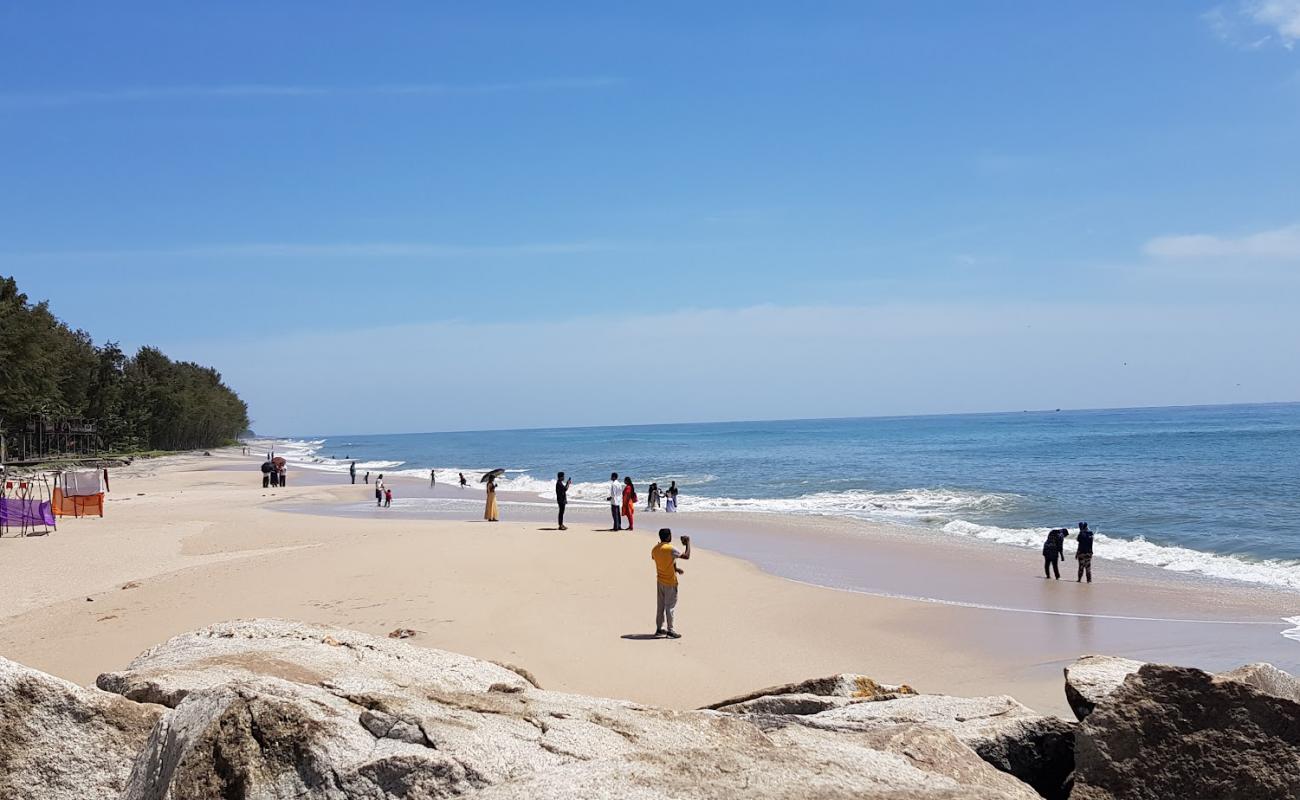 Photo de Azheekal Beach avec sable beige fin de surface