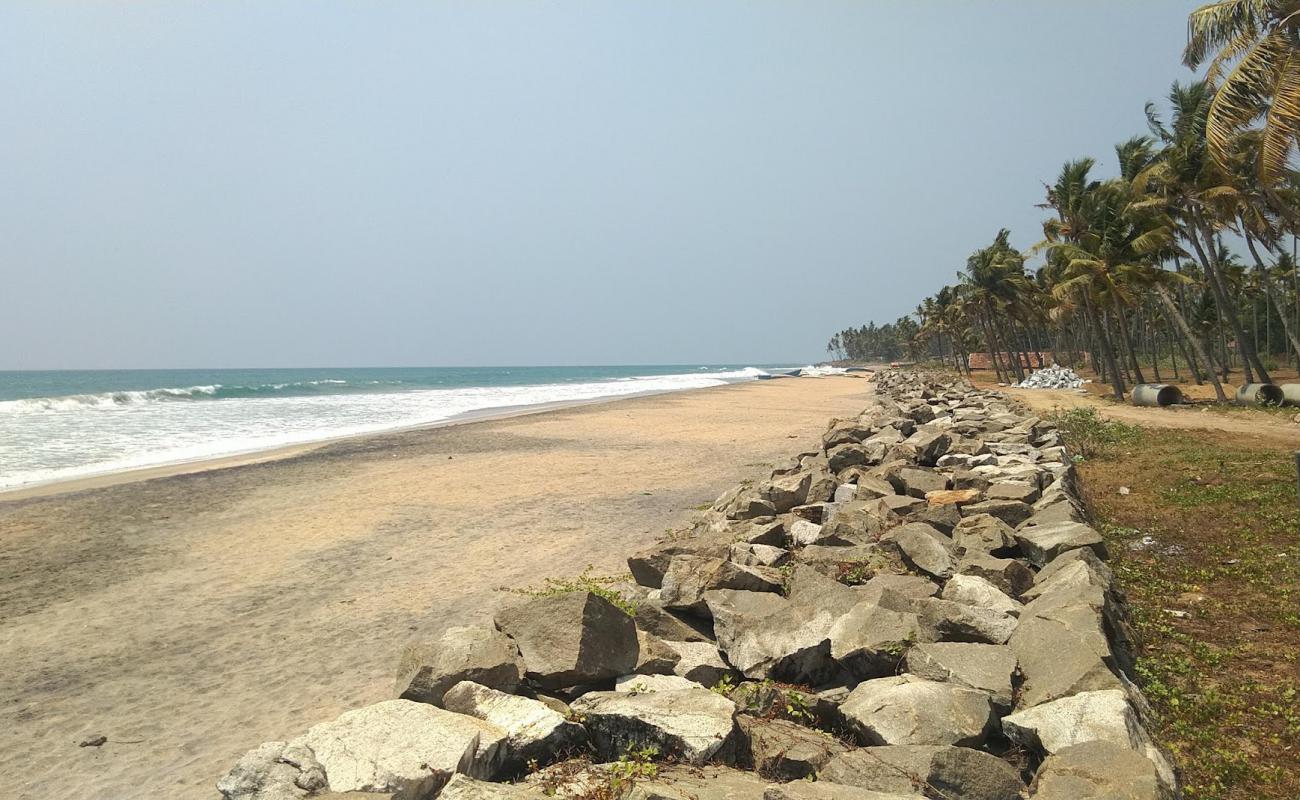 Photo de Paravur Beach avec sable beige fin de surface