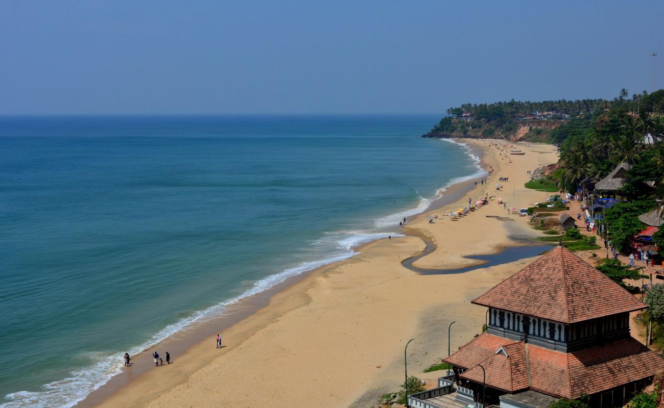 Photo de Varkala Beach avec sable fin et lumineux de surface