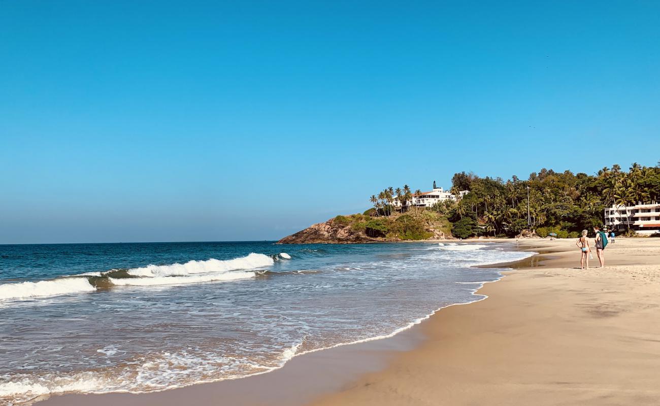 Photo de Kovalam Beach avec sable lumineux de surface