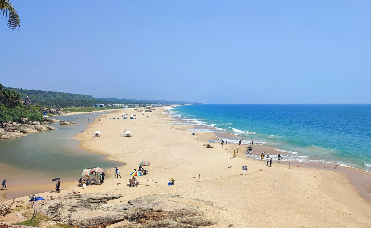 Photo de Pozhiyoor Golden Beach avec sable beige fin de surface