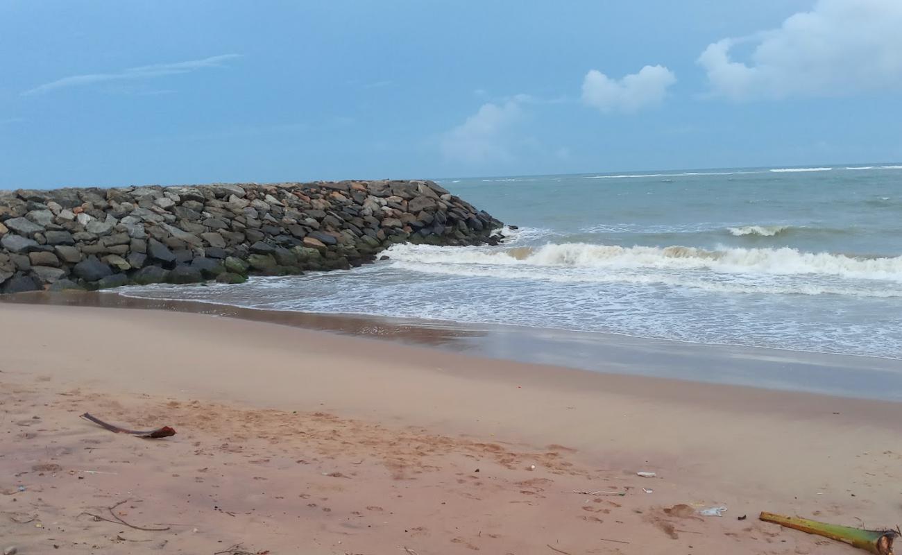 Photo de Koottappanai Beach avec sable beige de surface