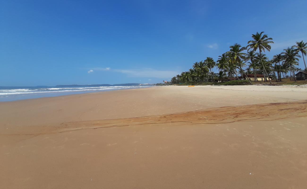 Photo de Arossim Beach avec sable beige fin de surface