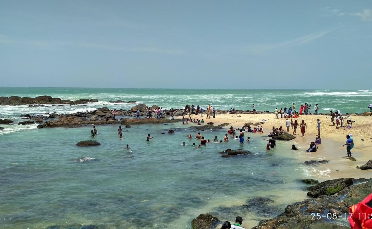 Photo de Triveni Sangamam Beach avec sable beige de surface