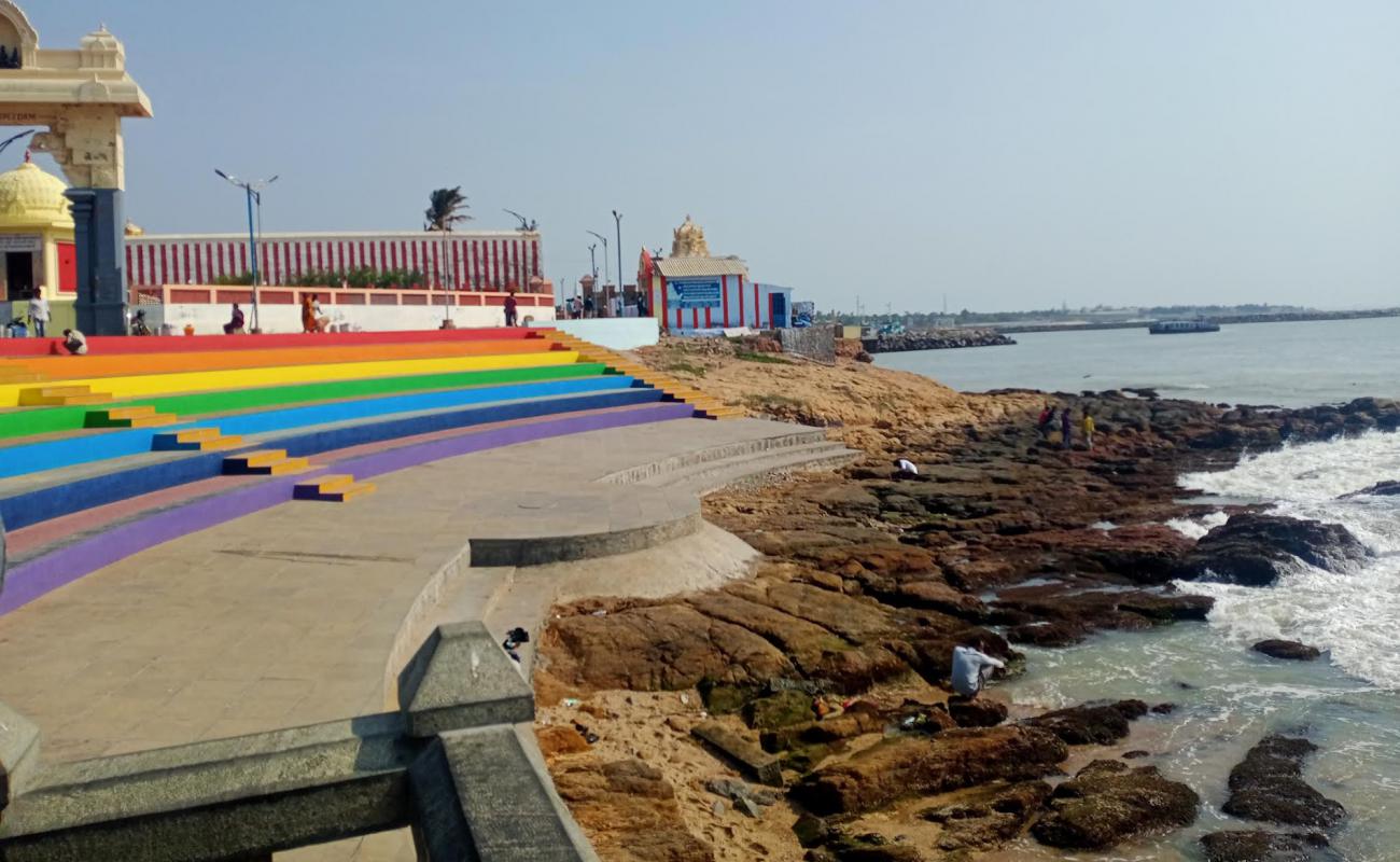 Photo de Kanniyakumari Sunrise Beach avec sable beige de surface