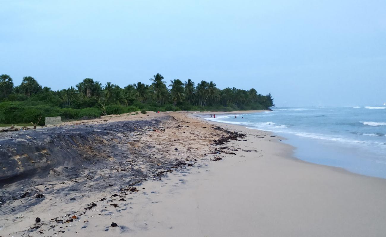 Photo de Vattakottai Fort Beach avec sable beige de surface