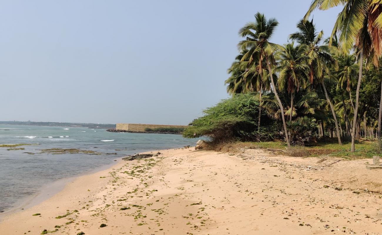 Photo de Calm Beach avec sable beige de surface