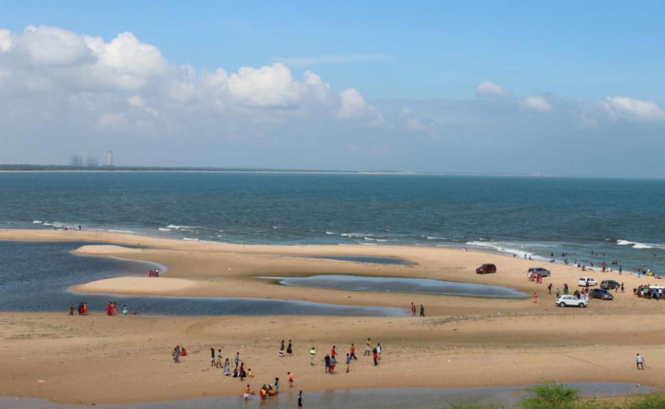 Photo de Manapad Beach avec sable beige de surface