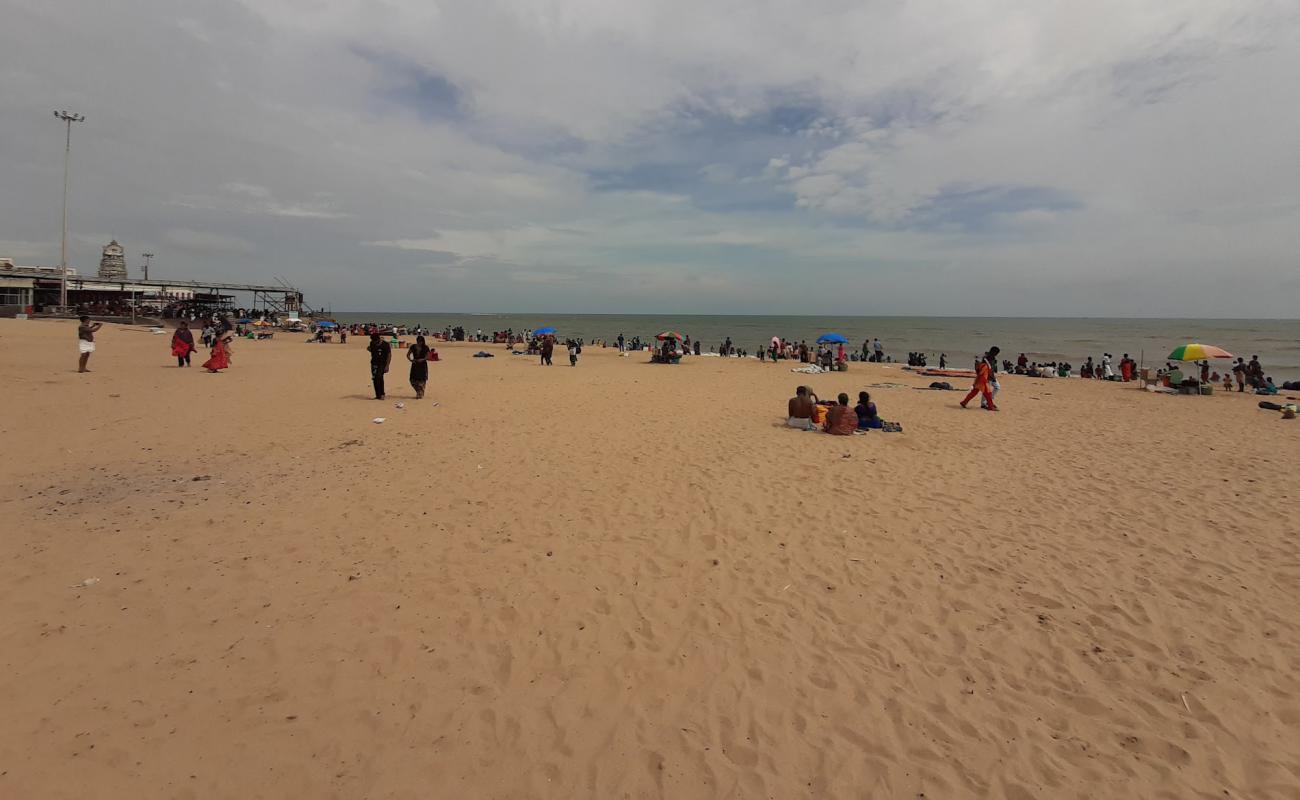 Photo de Tiruchendur Beach avec sable beige de surface