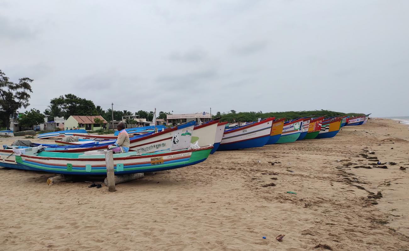 Photo de Kombuthurai Beach avec sable beige de surface
