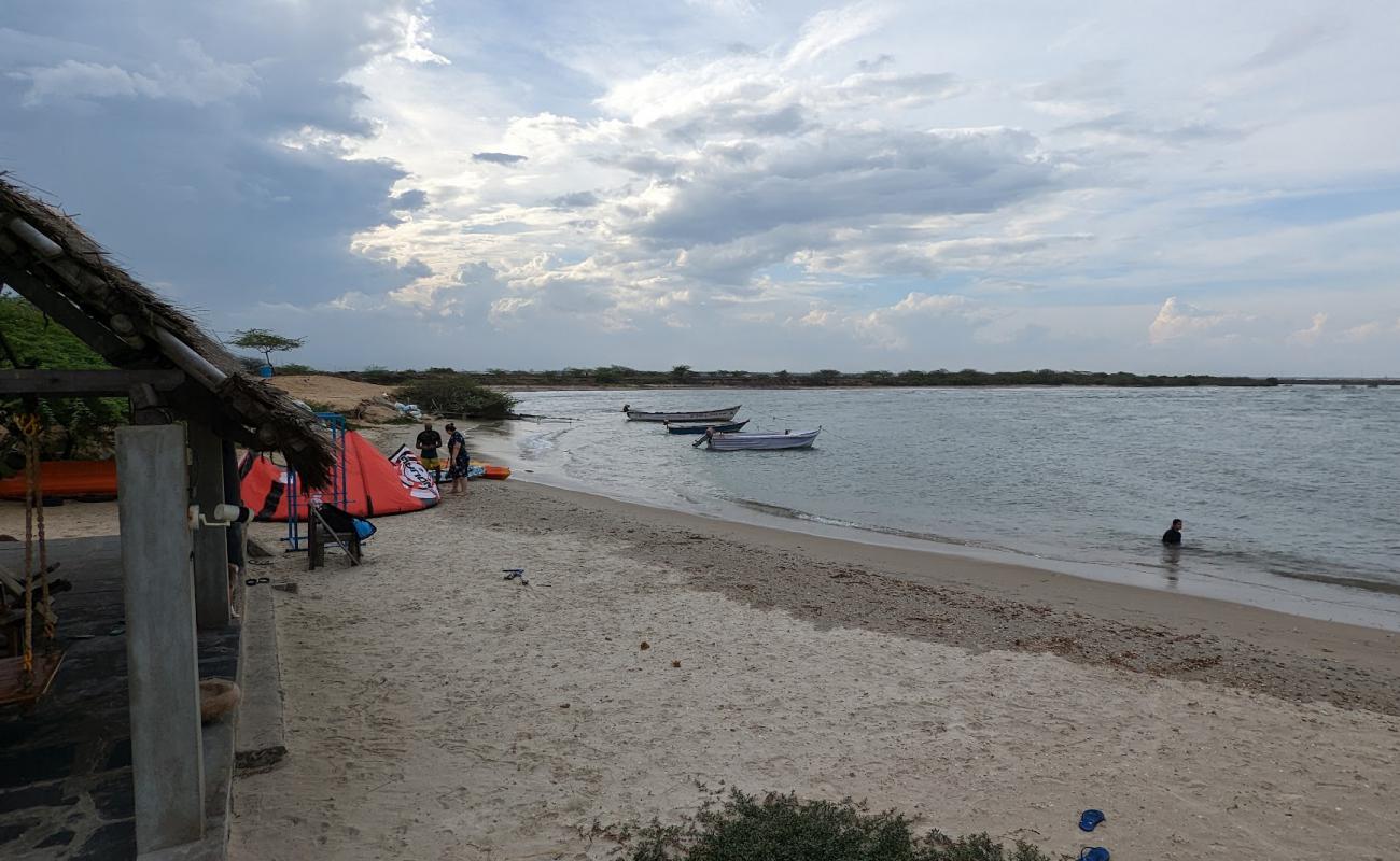 Photo de Aqua Outback Beach avec sable beige de surface