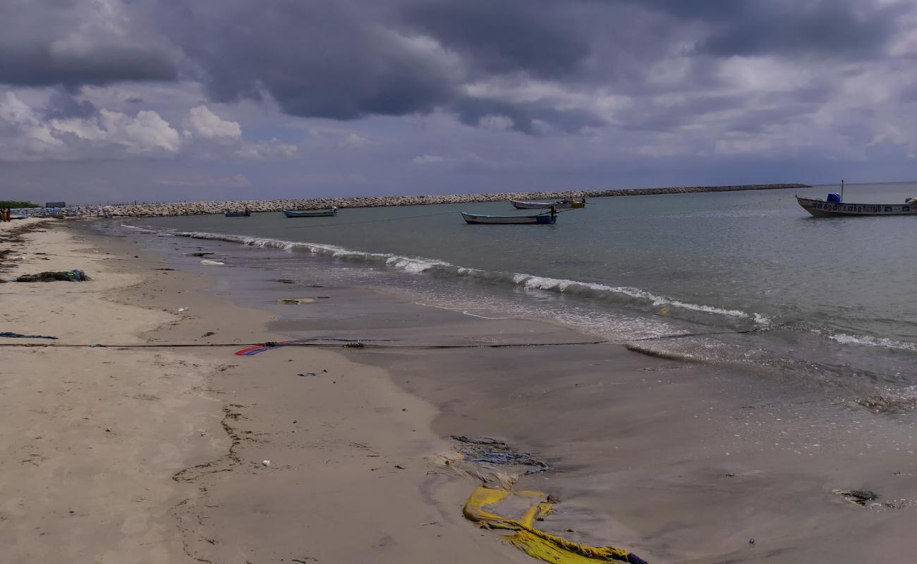 Photo de Sippikulam Beach avec sable beige de surface