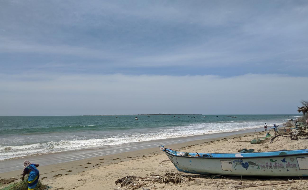 Photo de Keelamunthal Beach avec sable beige de surface