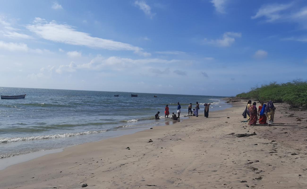Photo de Ervadi Beach avec sable beige de surface