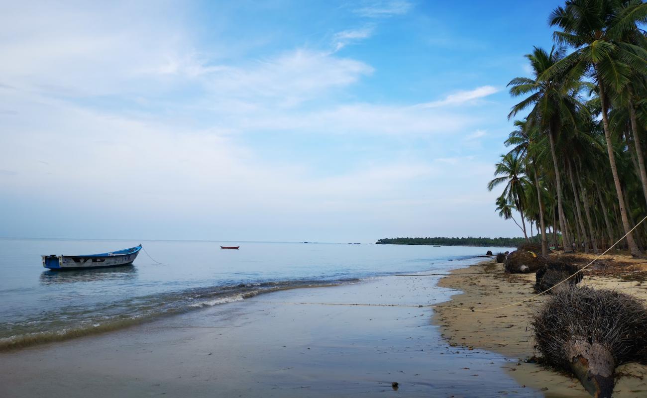 Photo de Sallithoppu Beach avec sable beige de surface