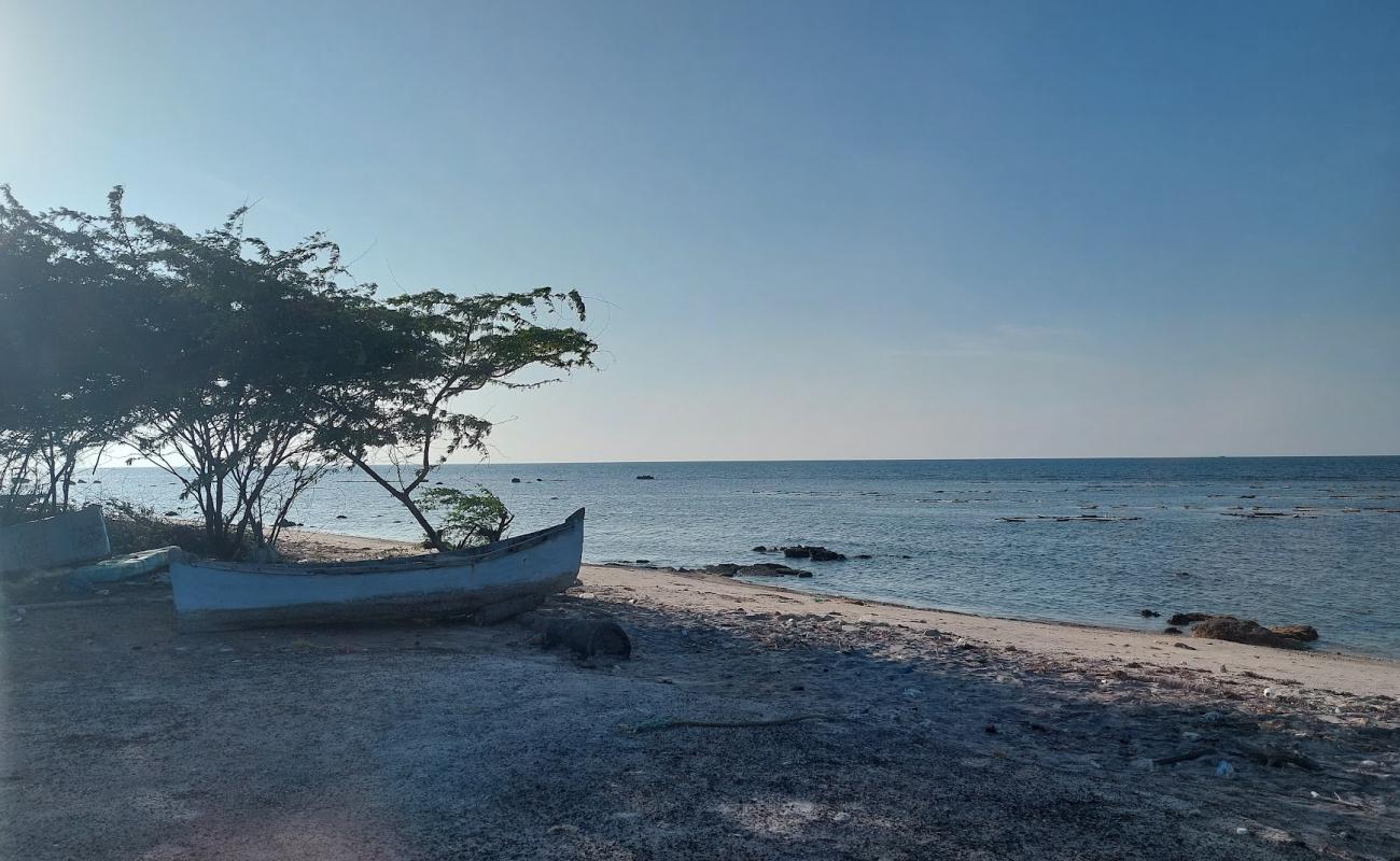 Photo de Brisy Beach avec sable beige de surface