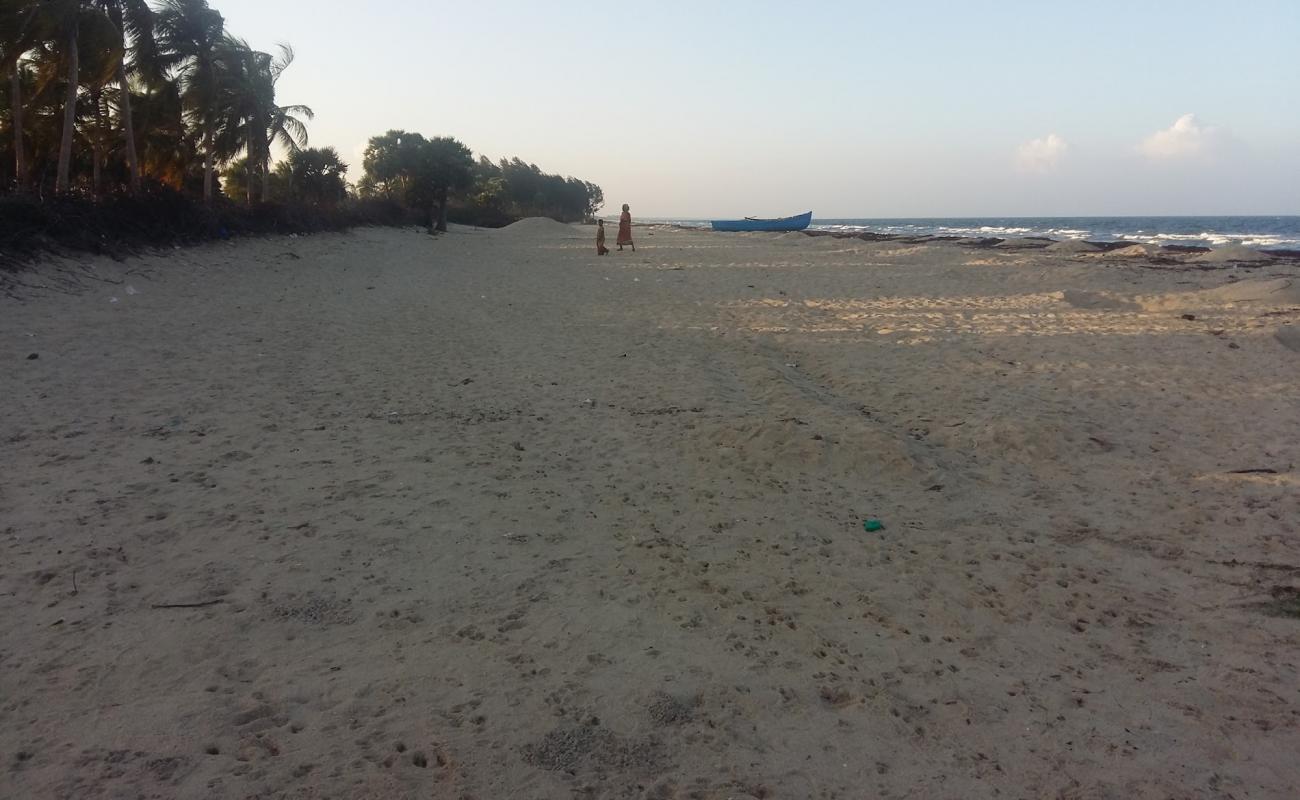 Photo de Pudhuvalasai Beach avec sable beige de surface