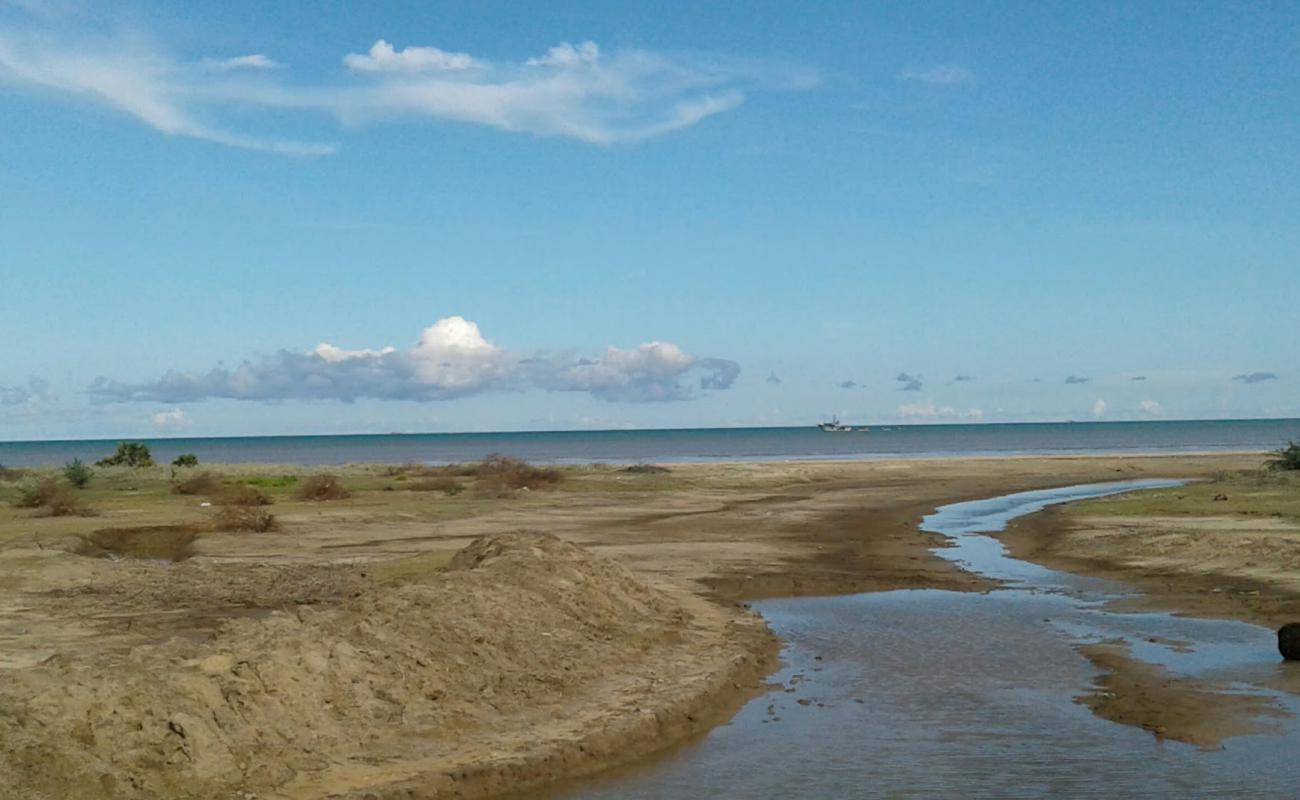 Photo de Pushpavanam Beach avec sable beige fin de surface