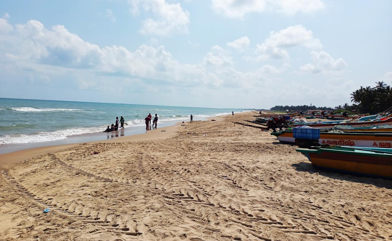 Photo de Pudukuppam Beach avec sable beige fin de surface