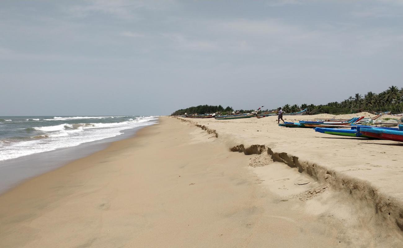 Photo de Veerampattinam Beach avec sable lumineux de surface