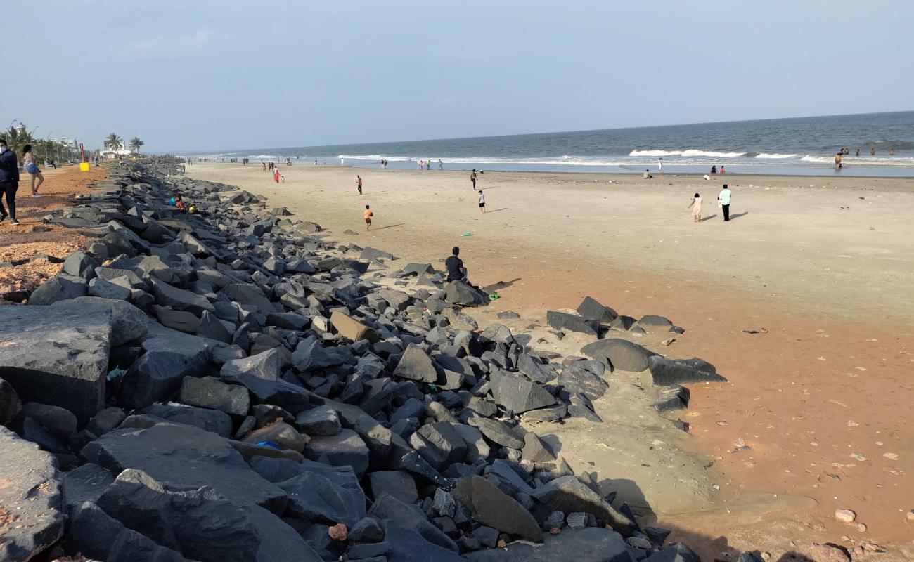 Photo de Pondicherry Beach avec sable lumineux de surface