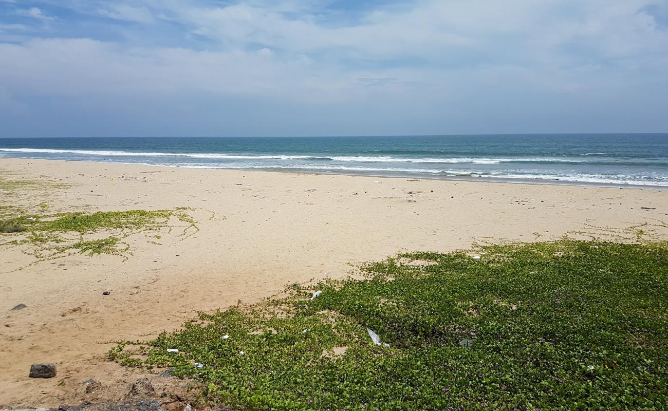 Photo de Thirtavari Beach avec sable beige de surface