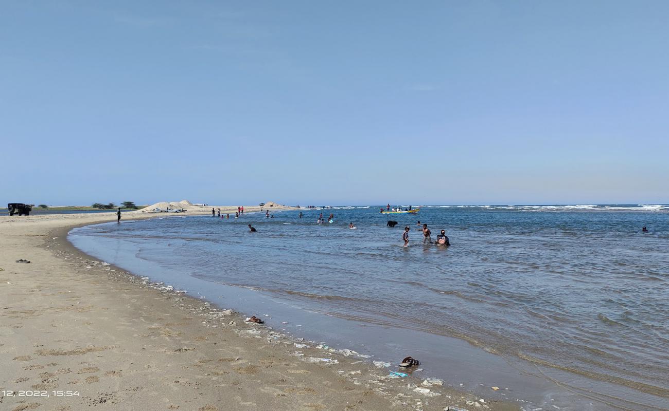 Photo de Alamparai Fort Beach avec sable lumineux de surface