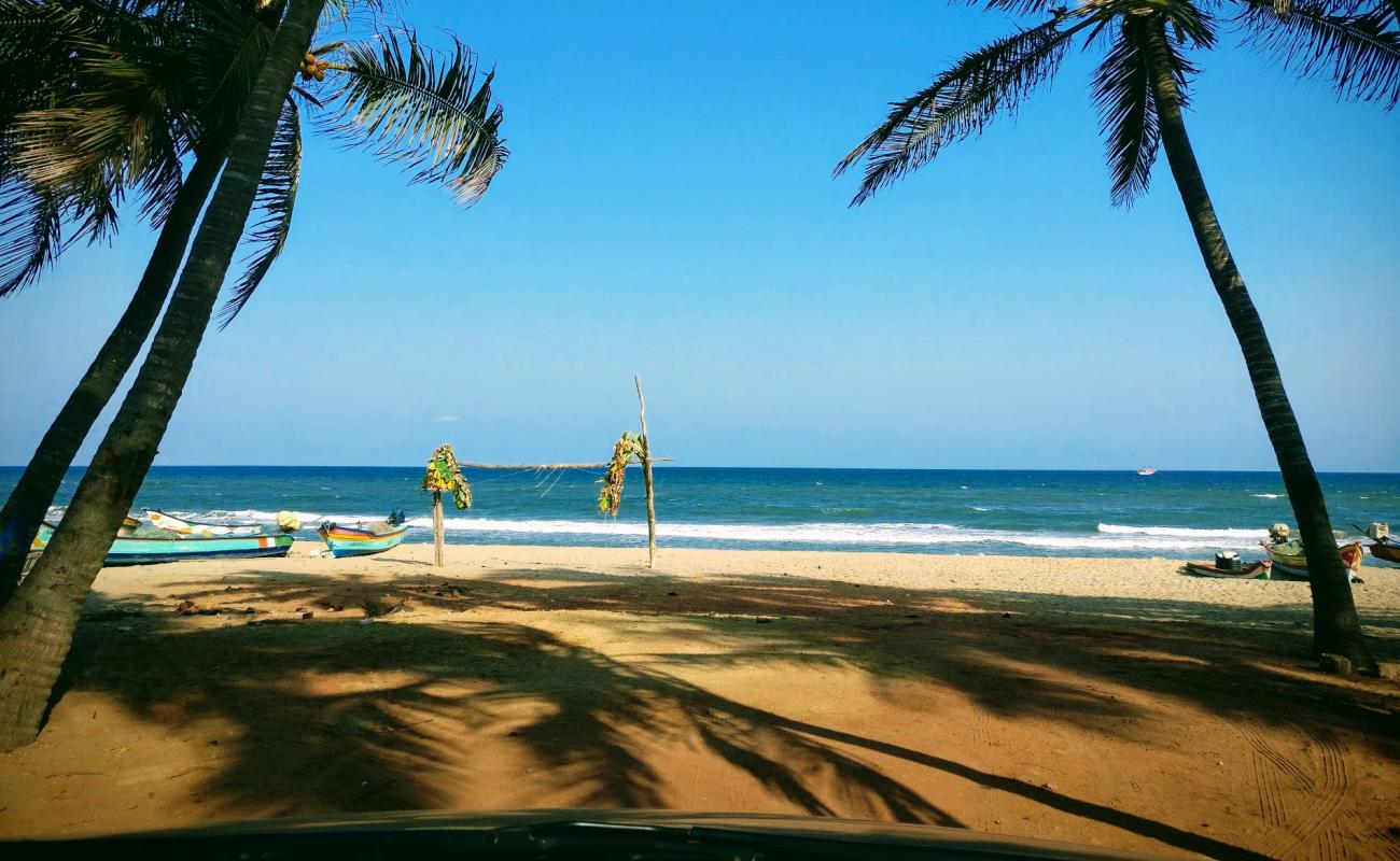 Photo de Koovathur Beach avec sable beige de surface