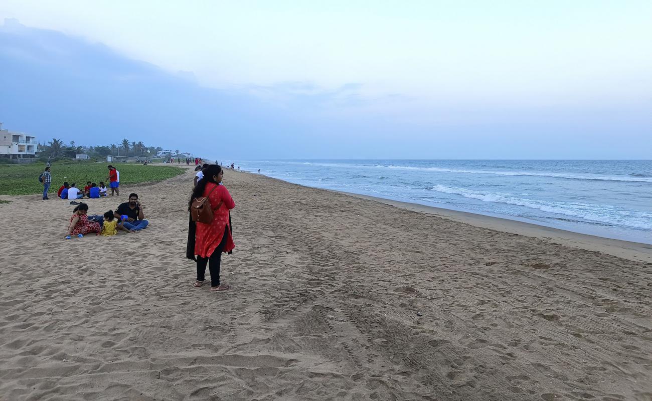 Photo de Uthandi Beach avec sable beige de surface