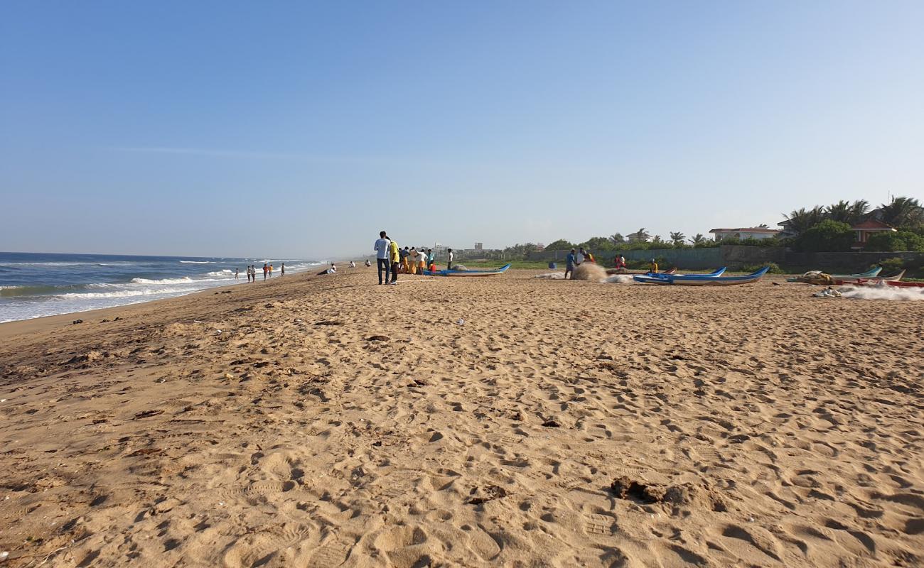 Photo de Akkarai Beach avec sable lumineux de surface