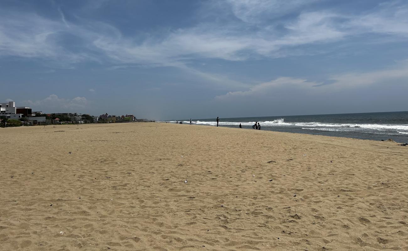 Photo de Neelangarai Beach avec sable beige de surface