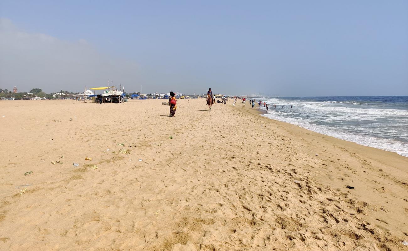 Photo de Marina Beach avec sable lumineux de surface