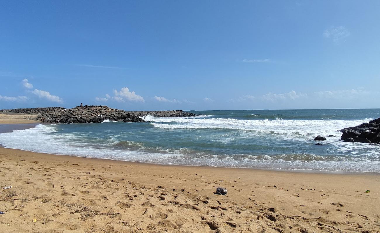 Photo de Ennore Thazankuppam Breakwater Beach View avec sable lumineux de surface