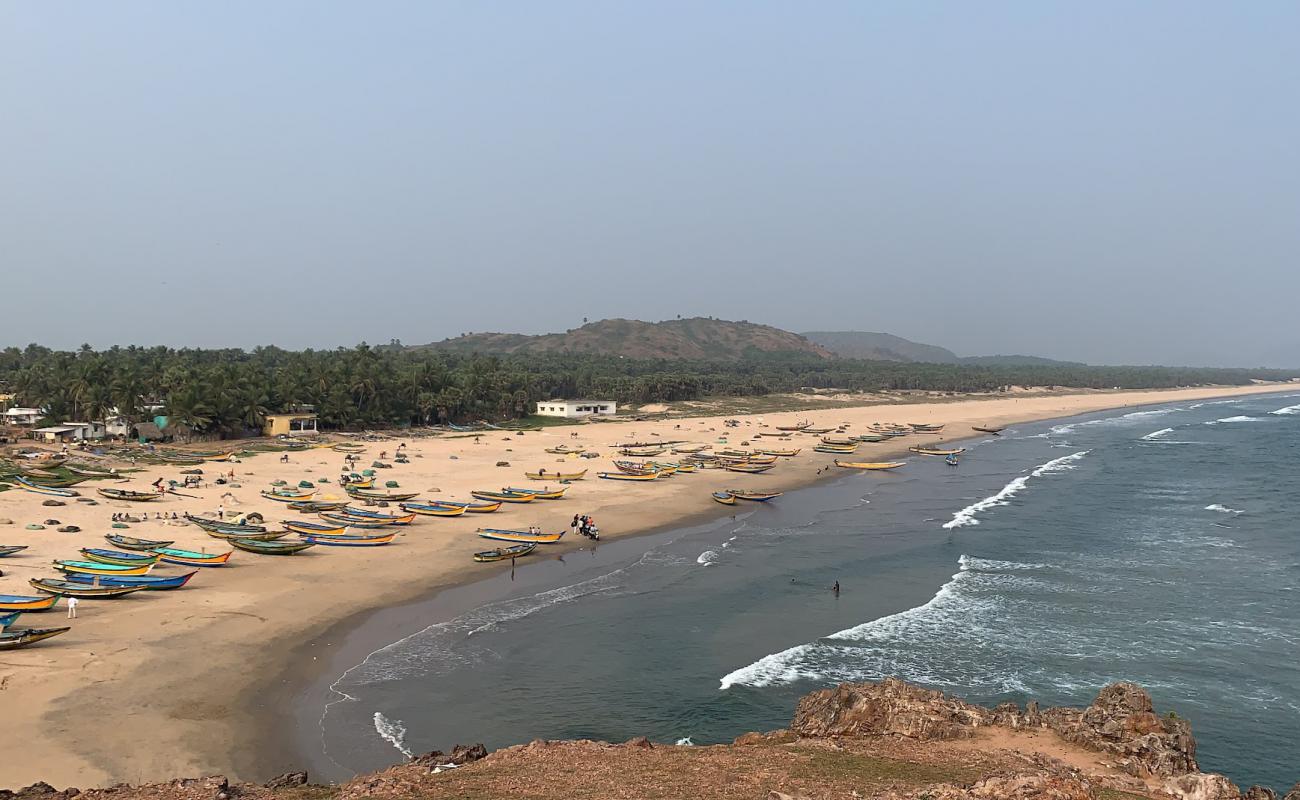 Photo de Revupolavaram Beach avec sable beige de surface