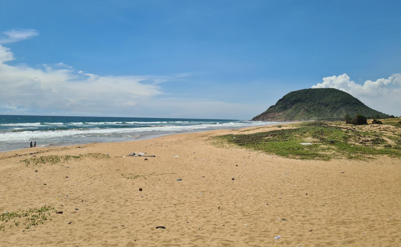 Photo de Lovapalle Beach avec sable beige de surface