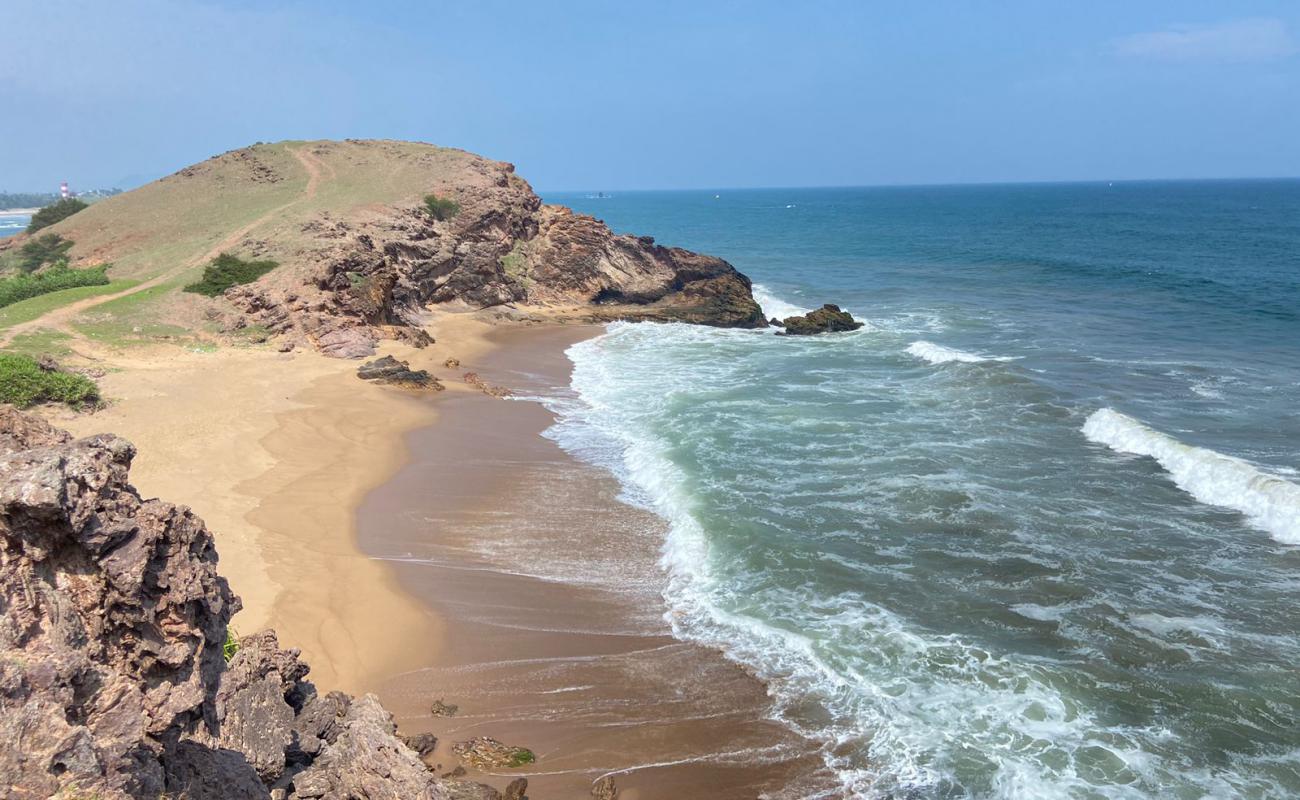 Photo de Seethapalem Beach avec sable lumineux de surface