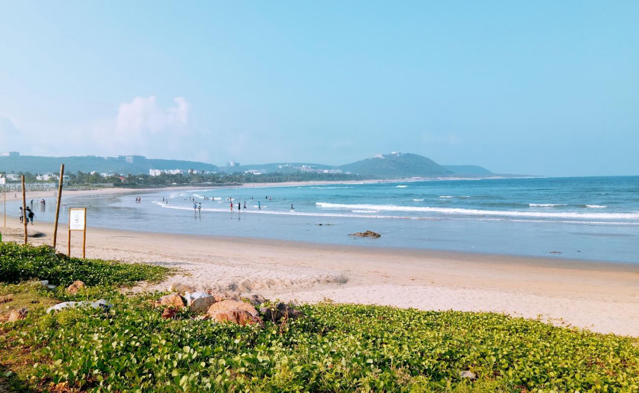Photo de Pudimadaka Beach avec sable beige de surface