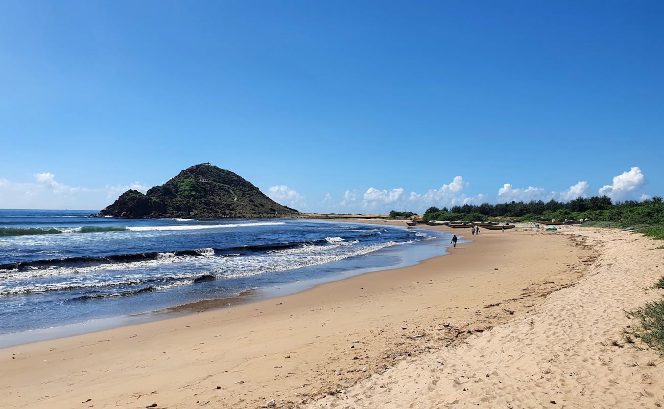Photo de Appikonda Beach avec sable beige de surface